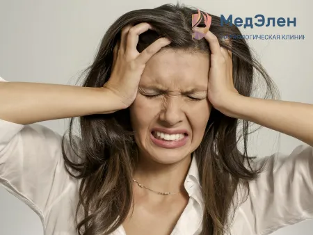 Женщина испытывает стресс